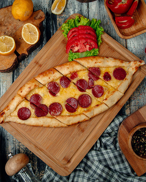 Kaşarlı Sucuklu Pide